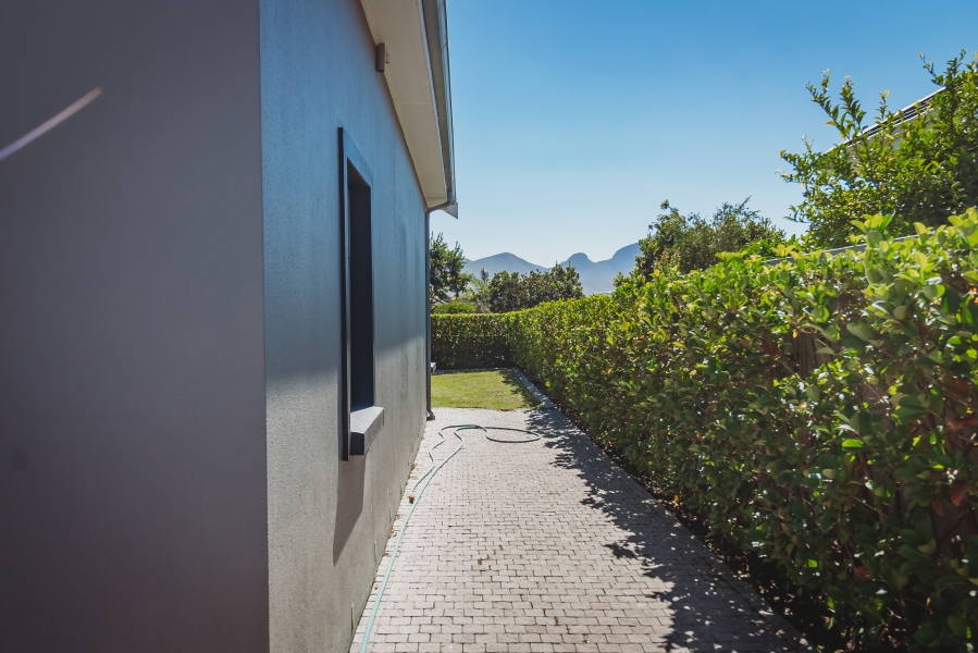 4 Bedroom Property for Sale in Kraaibosch Manor Western Cape